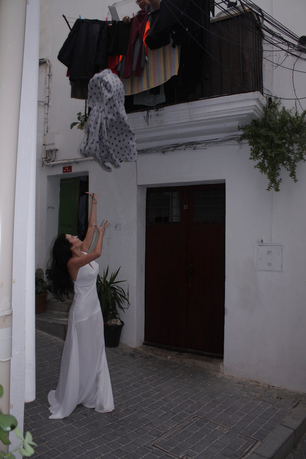 dǎ WHITE DRESS