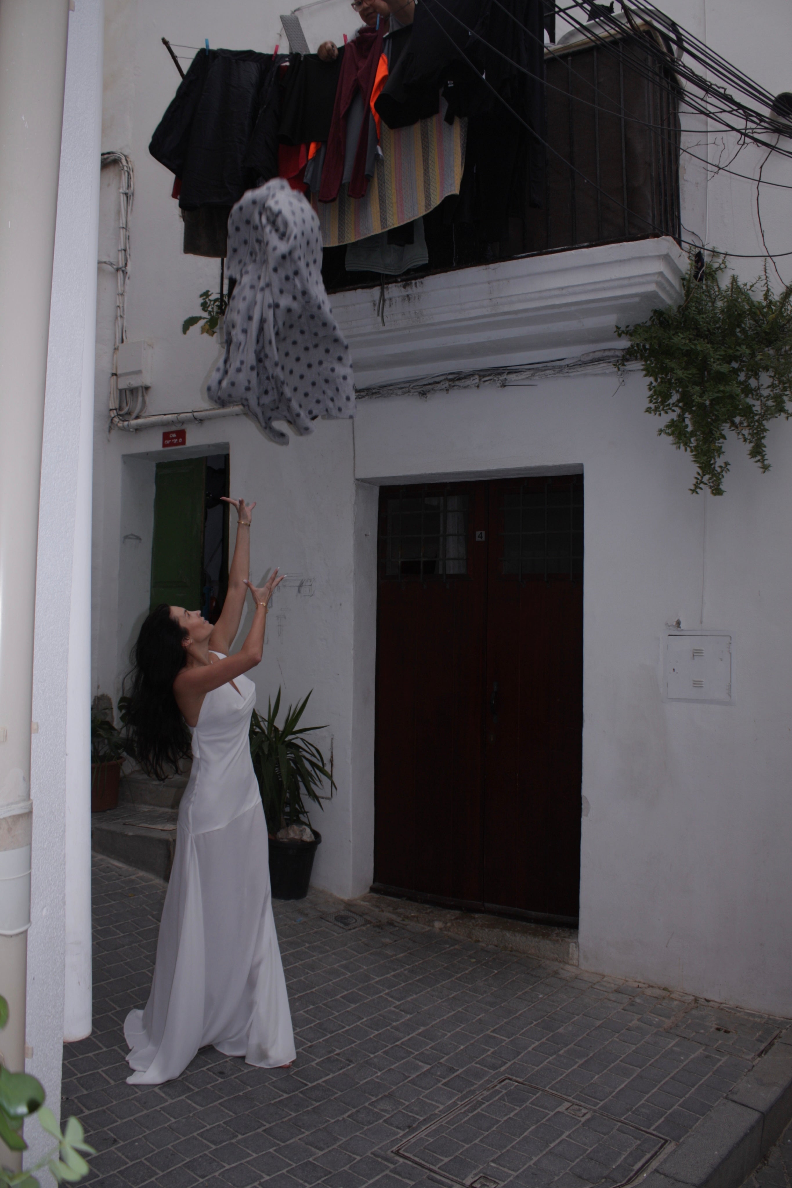 dǎ WHITE DRESS